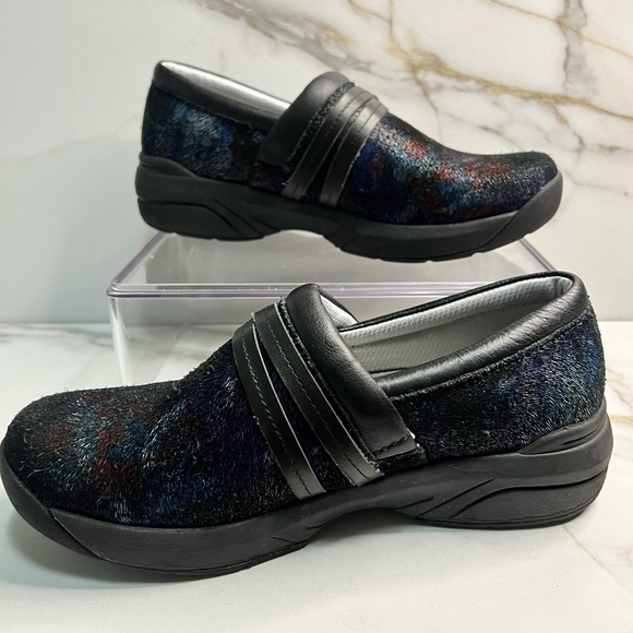 Nurse mates clogs provide all day comfort and durability. Size 7 slip resistant - Picture 1 of 9